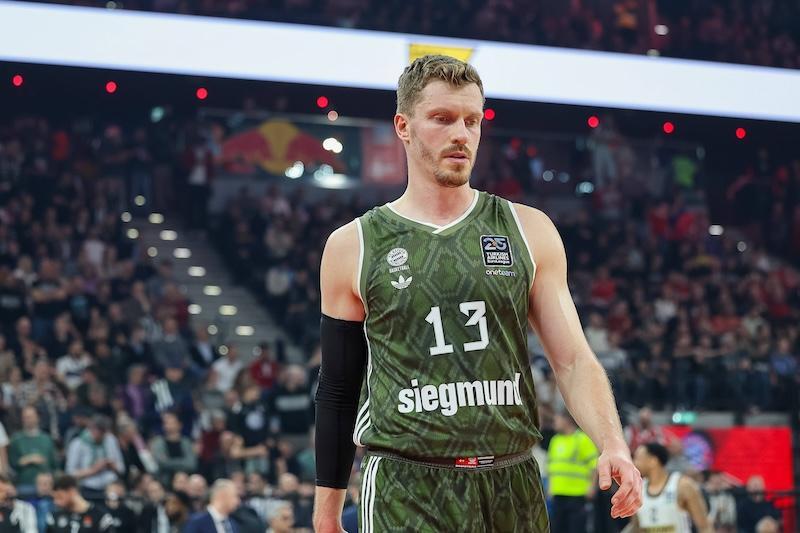 Serge Ibaka im Trikot des FC Bayern München im Duell um den Ball mit zwei Spielern von Real Madrid.